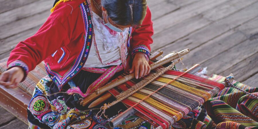 Mujer indígena tejiendo